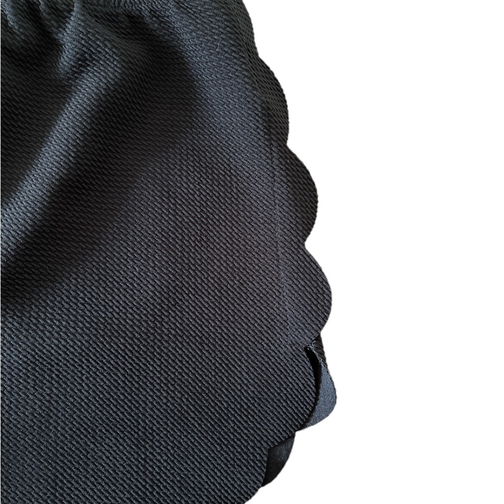 NWOT Women’s scalloped shorts - Picture 4 of 5